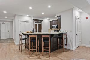 Kuchyň nebo kuchyňský kout v ubytování Trail's End Lodge At Deer Valley Resort - Two Bedroom Residence With Den And Spa #103