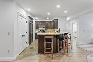 Kuchyň nebo kuchyňský kout v ubytování Trail's End Lodge At Deer Valley Resort - Two Bedroom Residence With Den And Spa #103 + 21 fotografií