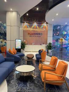 un hall avec des canapés et des tables dans un bâtiment dans l'établissement Khách sạn IBIZA Hải Tiến - Căn hộ IB15A06 Premier Ocean, à Nam Khê 3 autres photos