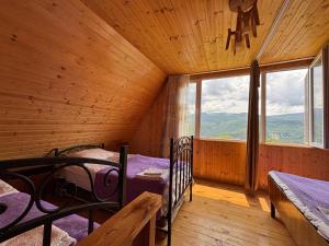 Giường trong phòng chung tại Friendly Cottage with small Pool