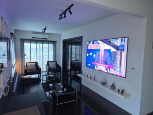 Μια τηλεόραση ή/και κέντρο ψυχαγωγίας στο Flame Tree Residence 2-Bedroom Apartment