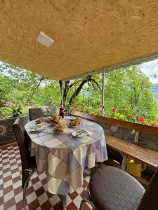 Restaurace v ubytování Friendly Cottage with small Pool