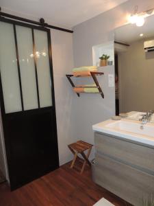 ein Bad mit einem Waschbecken und einer schwarzen Tür in der Unterkunft Le Mouleyras in Saint-Montan + 39 Fotos