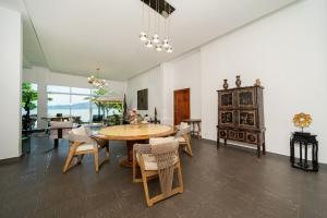 Φωτογραφία από το άλμπουμ του V195 Beach Front Phuket Villa 3BR Private Retreat σε Rawai Beach