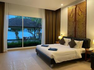 Ένα ή περισσότερα κρεβάτια σε δωμάτιο στο V195 Beach Front Phuket Villa 3BR Private Retreat