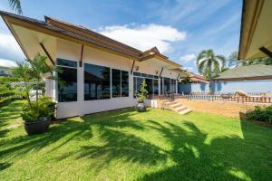 Κήπος έξω από το V195 Beach Front Phuket Villa 3BR Private Retreat