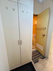 y baño con armarios blancos y ducha a ras de suelo. en The Bella Ueno, en Tokio
