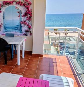 ein Balkon mit Tisch und Blick auf das Meer in der Unterkunft Ada Neptuno Apartamento, Aire acondicionado, WiFi, Piscinas, Parking in Peñíscola