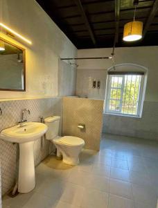 マディケーリにあるSliceinn Escapes Pushpanjali - Madikeri, Coorgのトイレと洗面台付きのバスルーム