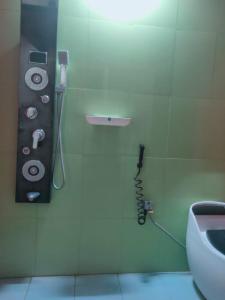 Un baño con ducha, lavabo e inodoro. en HYTON Hotel, en Chennai