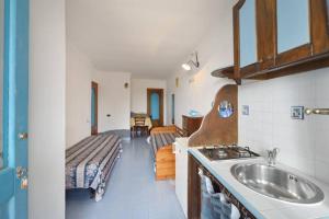 Кухня или мини-кухня в Azzurromare Residence
