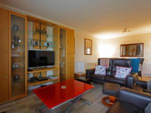 Μια τηλεόραση ή/και κέντρο ψυχαγωγίας στο Fairway Apartment