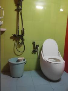 Un baño con inodoro y ducha en HYTON Hotel, en Chennai