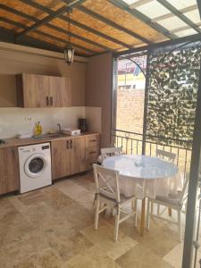 una cucina con tavolo e lavatrice di R i A N A 3 a Eforie Sud