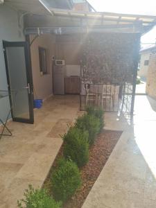 un patio con tavolo, sedie e piante di R i A N A 3 a Eforie Sud