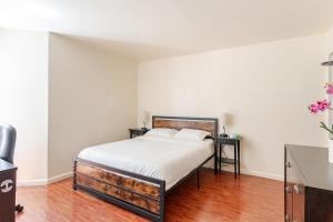 a bedroom with a bed with white sheets at Modern & Cozy 2 Bedroom 2 Bathroom Sofabed Suite in Albany
