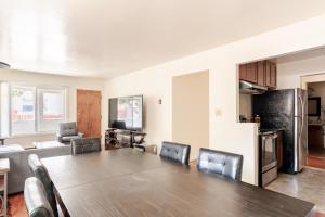 a dining room and kitchen with a table and chairs at Modern & Cozy 2 Bedroom 2 Bathroom Sofabed Suite in Albany