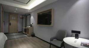 Televiisor ja/või meelelahutuskeskus majutusasutuses GreenTree Inn LiaoCheng LinQing HaiShan Building Express Hotel