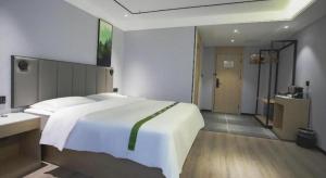 Voodi või voodid majutusasutuse GreenTree Inn LiaoCheng LinQing HaiShan Building Express Hotel toas