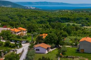 z góry widok na wioskę z domami i ocean w obiekcie Komplett umzäuntes Ferienhaus mit Klima, WLAN w mieście Rakalj