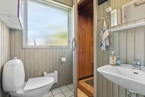 Koupelna v ubytování Charming Brick House With Sauna And Fjord View + 19 fotografií