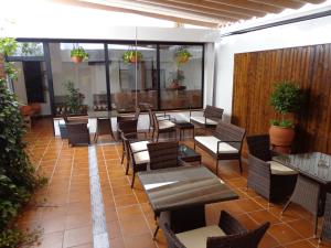 eine Terrasse mit Tischen und Stühlen in einem Restaurant in der Unterkunft Hospedería Los Angeles in Córdoba