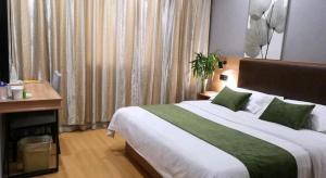Postel nebo postele na pokoji v ubytování GreenTree Inn Yixing Zhangzhu Express Hotel