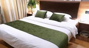 Postel nebo postele na pokoji v ubytování GreenTree Inn Yixing Zhangzhu Express Hotel