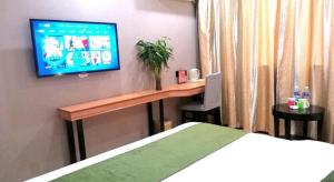 Postel nebo postele na pokoji v ubytování GreenTree Inn Yixing Zhangzhu Express Hotel