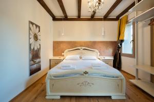 ein Schlafzimmer mit einem weißen Bett und einem Kronleuchter in der Unterkunft Free Parking Ap1 Romantic Garden Venice in Zelo