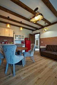 eine Küche und ein Wohnzimmer mit Tisch und Stühlen in der Unterkunft Free Parking Ap1 Romantic Garden Venice in Zelo