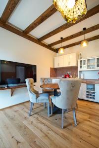 eine Küche und ein Esszimmer mit Tisch und Stühlen in der Unterkunft Free Parking Ap1 Romantic Garden Venice in Zelo