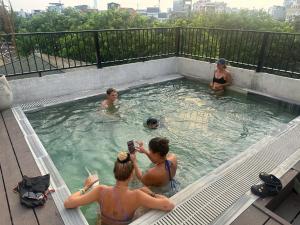 河内Quiri Hostel的一群人在游泳池里