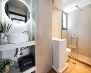 ein Badezimmer mit Waschbecken, Toilette und Spiegel in der Unterkunft Pillow Apartments in Nikiana + 47 Fotos