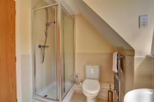 Bilik mandi di 28 Barnes Meadow +13 gambar