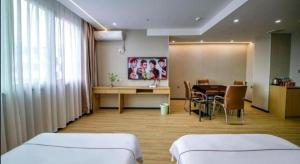 TV a/nebo společenská místnost v ubytování Yiwu Bairui Grand Hotel