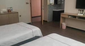 Postel nebo postele na pokoji v ubytování Yiwu Bairui Grand Hotel