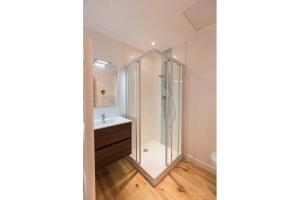 ein Badezimmer mit Dusche und Waschbecken in der Unterkunft Chateau de Lourdes in Saint-Méloir-des-Ondes + 23 Fotos