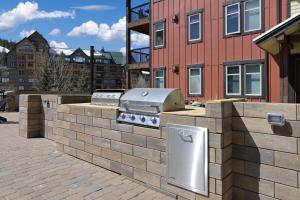 een bakstenen muur met een rooster voor een gebouw bij Founders 2 Bedroom Condo in Winter Park