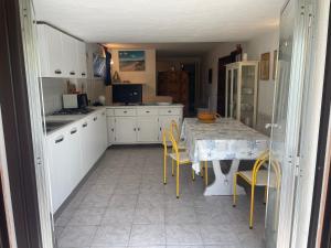 Kuchyň nebo kuchyňský kout v ubytování Villa antares