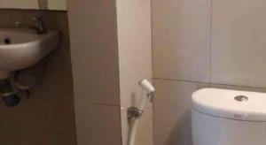 une salle de bains avec toilettes et lavabo dans l'établissement Hotel JAV Front One, à Lahat 106 autres photos