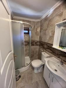 a bathroom with a toilet and a sink at Karenes KUZEY Pansıyon in Çaykara +150 photos