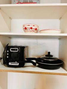 a microwave and a toaster sitting on a shelf at Condo Sea view Beach U40 in Pattaya South
