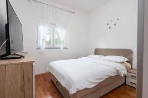 Televízia a/alebo spoločenská miestnosť v ubytovaní Apartman Dora Sukošan