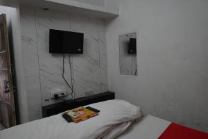 TV a/nebo společenská místnost v ubytování Om Shanti Guest House-Near Ruby General Hospital & Science City