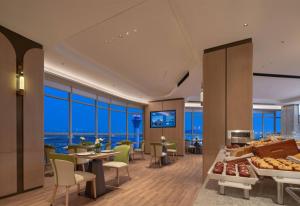 un ristorante con vista sull'oceano di Howard Johnson Airport Hotel Changsha a Changsha