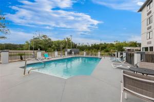 Kolam renang di atau dekat dengan Spark By Hilton Biloxi Ocean Springs