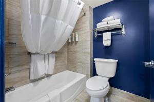 Bilik mandi di Spark By Hilton Biloxi Ocean Springs