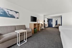 Televisyen dan/atau pusat hiburan di Spark By Hilton Biloxi Ocean Springs