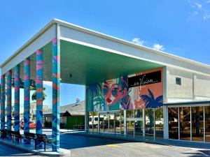 a building withspectacular paintings on the side of it at enVision Hotel Miami International Airport in Miami